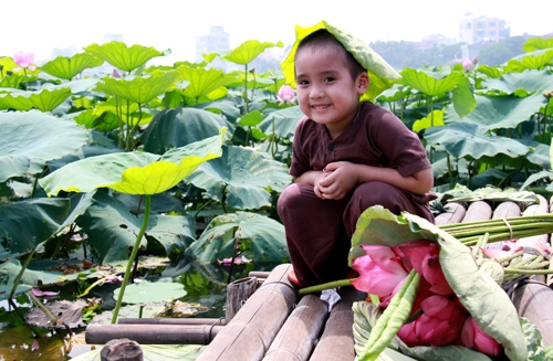 Vẻ đẹp trong trẻo của các bé bên hoa sen