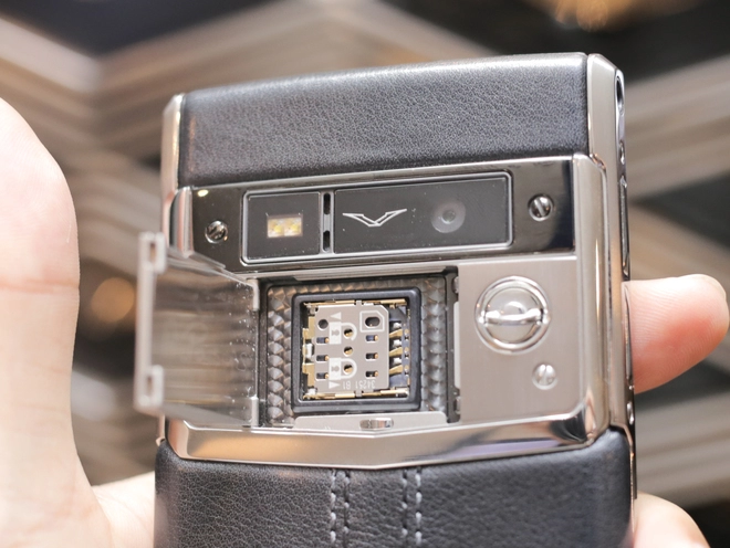 Vertu signature touch về việt nam giá từ 250 triệu đồng