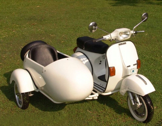 Vespa 3 bánh - vẻ đẹp mê hồn