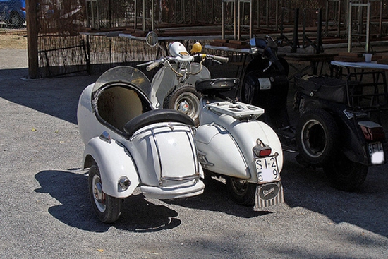 Vespa 3 bánh - vẻ đẹp mê hồn