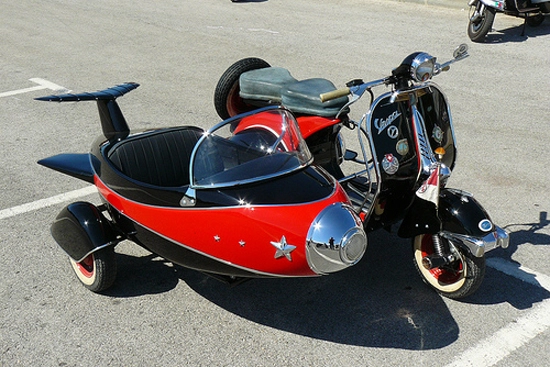 Vespa 3 bánh - vẻ đẹp mê hồn