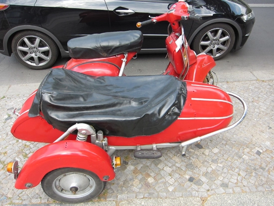 Vespa 3 bánh - vẻ đẹp mê hồn