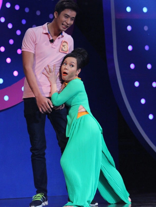 Việt hương đọ chân dài với người mẫu cao 188 m