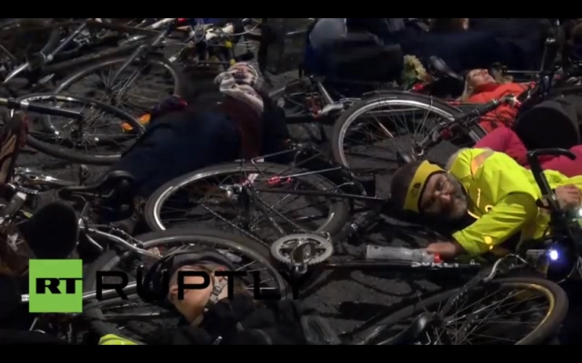 1000 người đi xe đạp giả chết tại london