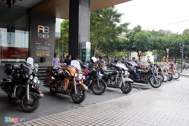 30 siêu môtô harley-davidson hội tụ tại quán cà phê sài gòn