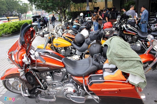 30 siêu môtô harley-davidson hội tụ tại quán cà phê sài gòn