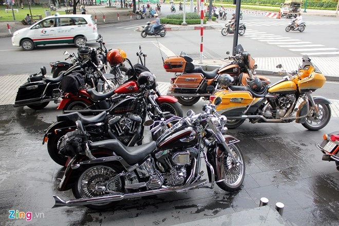 30 siêu môtô harley-davidson hội tụ tại quán cà phê sài gòn