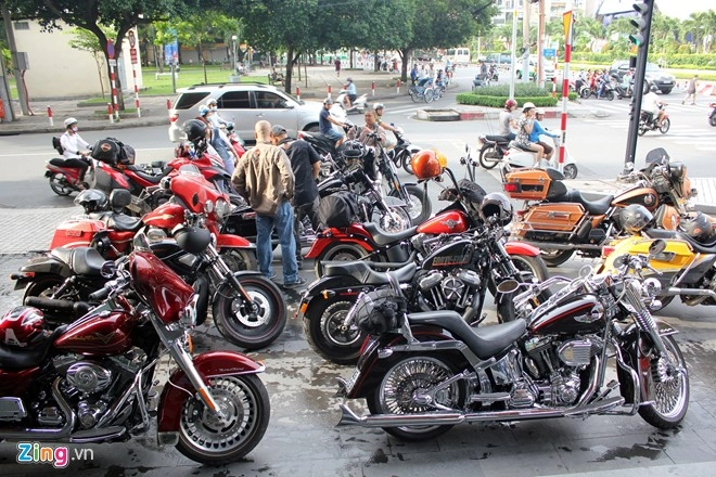 30 siêu môtô harley-davidson hội tụ tại quán cà phê sài gòn