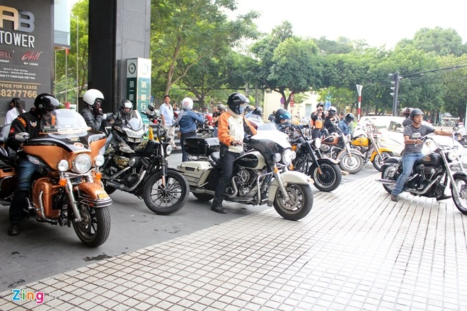 30 siêu môtô harley-davidson hội tụ tại quán cà phê sài gòn