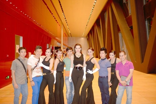 5 chuyến xuất ngoại đình đám của sao việt 2013