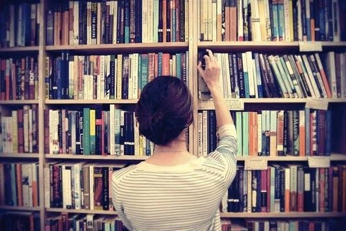 5 điều tuyệt vời khi hẹn hò với một cô nàng mọt sách