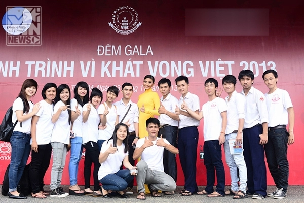 Á hậu trương thị may giản dị với áo dài vàng rực