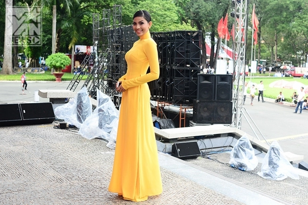 Á hậu trương thị may giản dị với áo dài vàng rực
