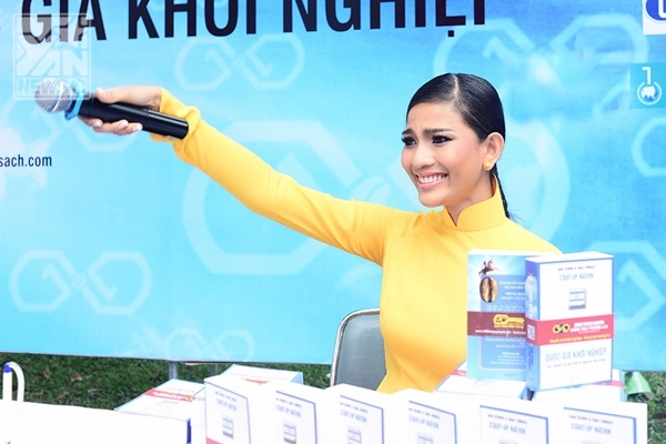 Á hậu trương thị may giản dị với áo dài vàng rực