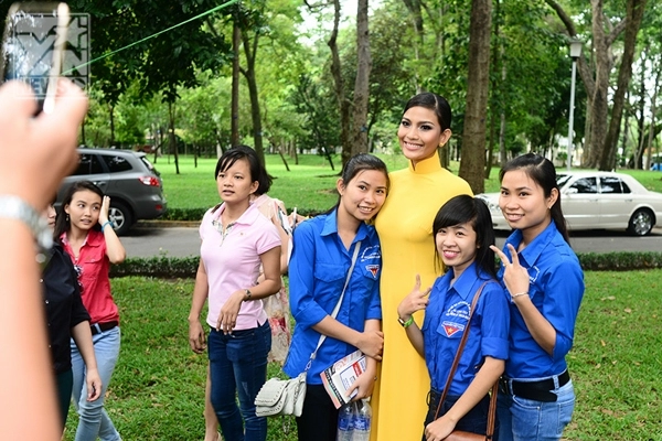 Á hậu trương thị may giản dị với áo dài vàng rực