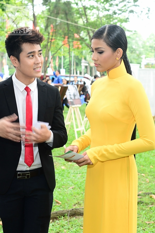Á hậu trương thị may giản dị với áo dài vàng rực