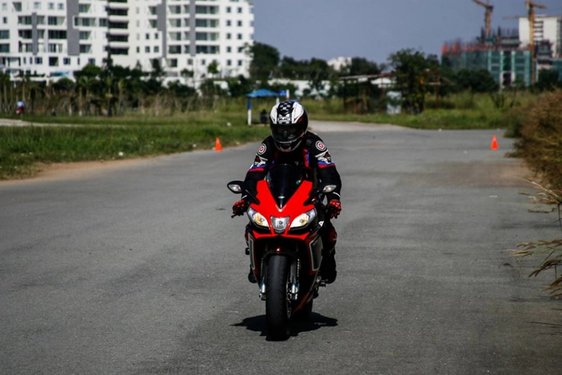 Aprilia rsv4 không thể lẫn giữa đám đông tại sài gòn