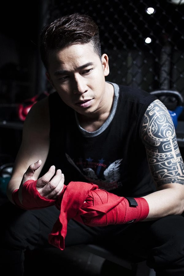 Băng di gợi cảm trên sàn boxing