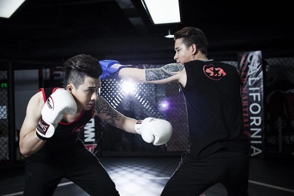 Băng di gợi cảm trên sàn boxing