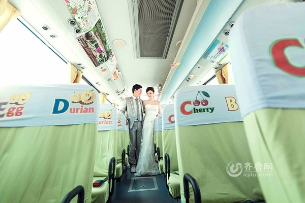 Bộ ảnh cưới độc đáo tại bến xe buýt khiến cộng đồng mạng điên đảo