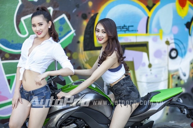 Cặp đôi chân dài tranh nhau tì đè trên kawasaki z1000 2014