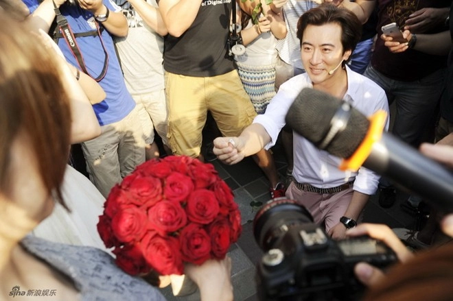 Chae rim được bạn trai cầu hôn trên phố