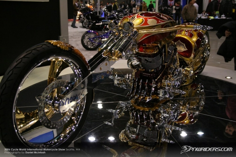 Chopper mạ vàng giá 500000 usd