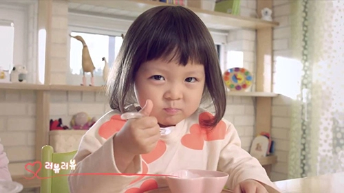 Cô bé 3 tuổi là nữ hoàng quảng cáo kbiz