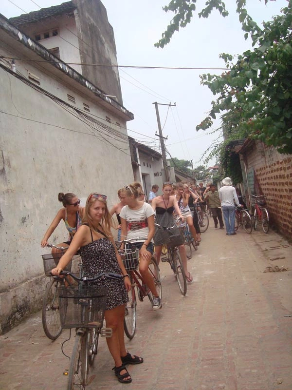 Đi thăm làng cổ đường lâm bằng xe đạp