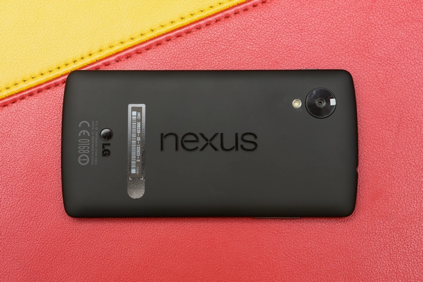 Đọ màn hình và thiết kế của nexus 5 với các siêu phẩm