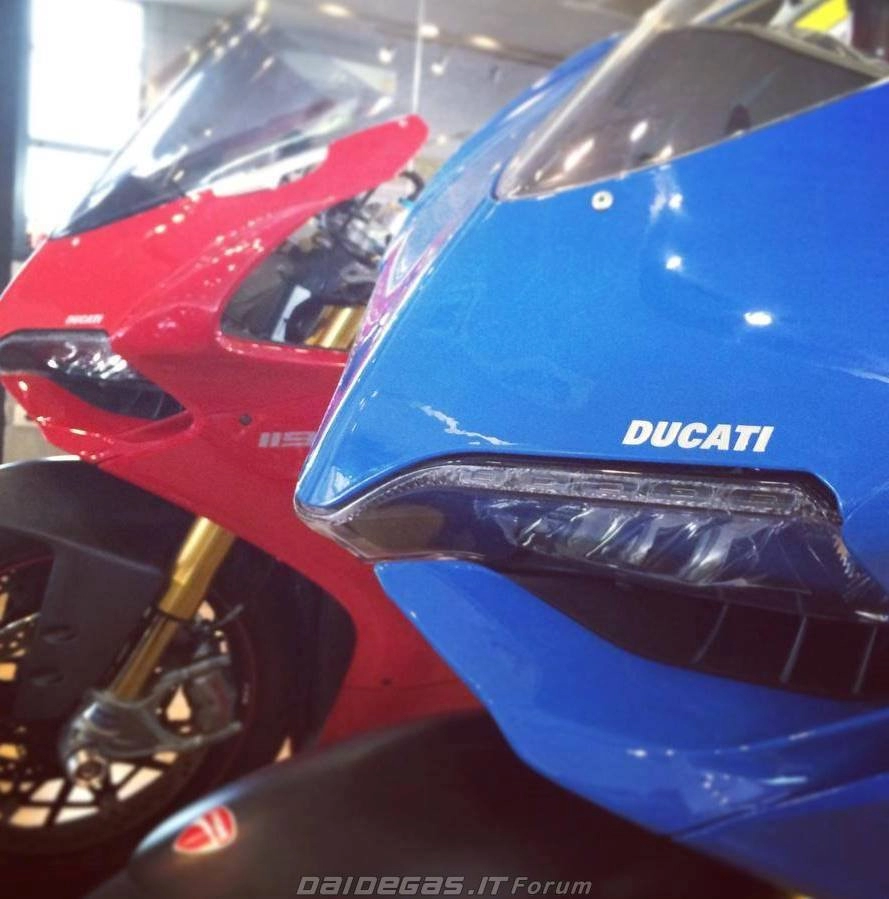 Ducati 1199 mang màu xanh biển đông