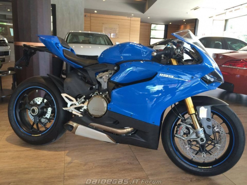 Ducati 1199 mang màu xanh biển đông