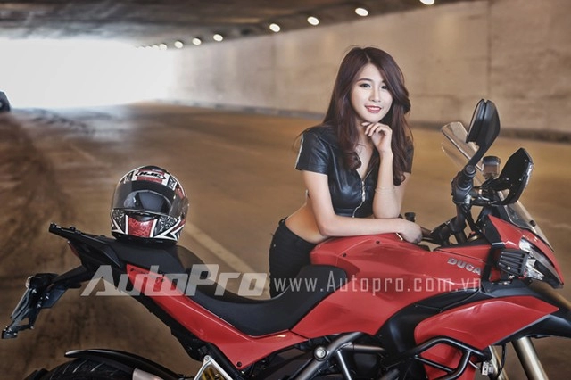Ducati multistrada hầm hố bên cạnh người đẹp chân dài eo thon