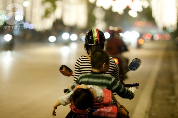 Đừng chủ quan khi chở trẻ bằng xe máy