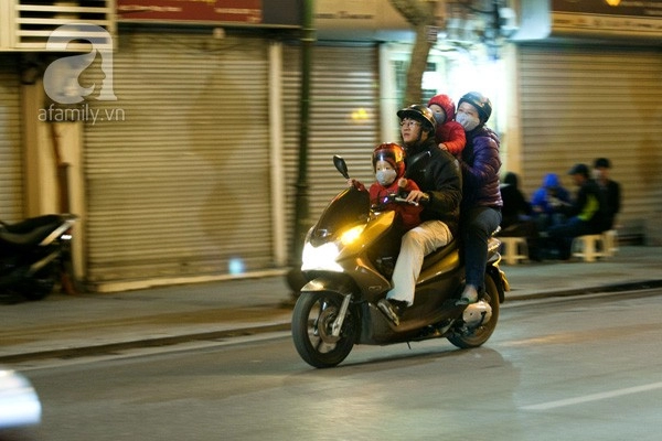 Đừng chủ quan khi chở trẻ bằng xe máy