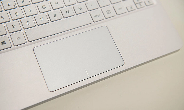 Eeebook x205 sự quay lại của dòng laptop thời trang nhỏ gọn