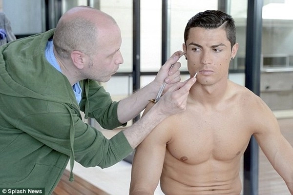 Fan nữ khoái chí tốc áo sờ ngực tượng sáp ronaldo