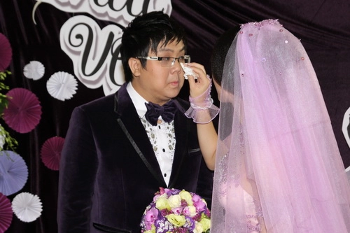 Gia bảo khóa môi vợ say đắm trong tiệc cưới