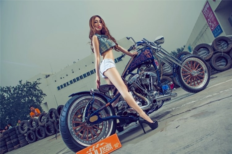 Harley davidson bén duyên cùng siêu mẫu 9x