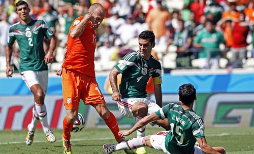 Hậu vệ mexico gãy xương ống chân vì va chạm với robben