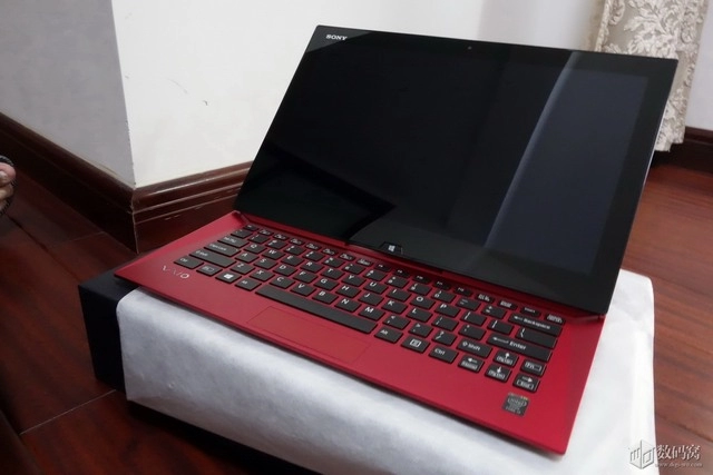 Hình ảnh mở hộp chất lượng về vaio duo 13 red edition