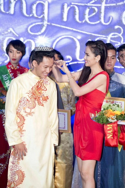 Hoa hậu diễm hương trổ tài múa khmer