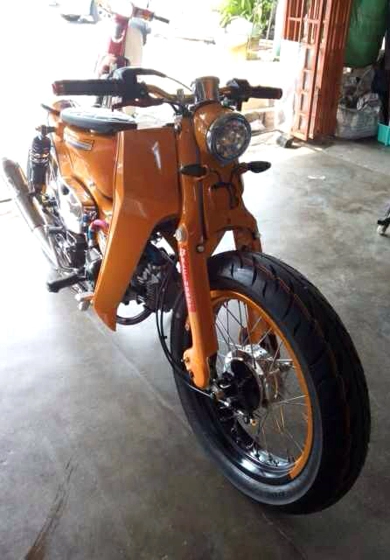 Honda cub độ bobber với cặp bánh siêu bự