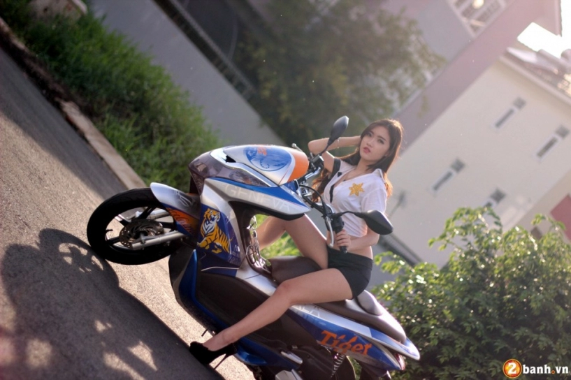 Honda pcx phiên bản tiger beer đọ dáng cùng police girl