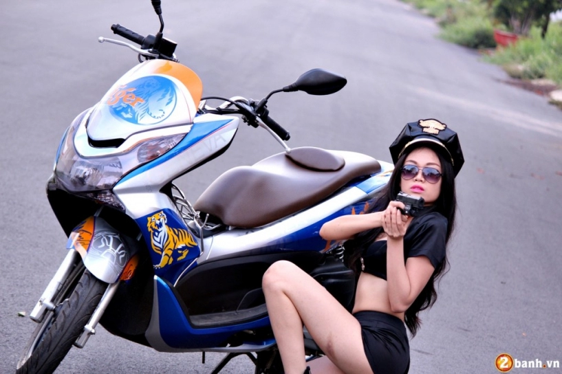 Honda pcx phiên bản tiger beer đọ dáng cùng police girl