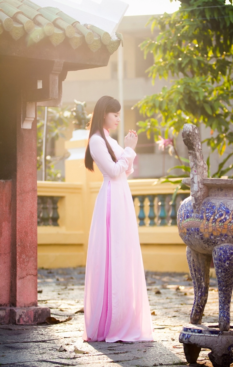 Hot girl Midu duyên dáng đi chùa đầu xuân Hot girl midu duyên dáng đi chùa đầu xuân