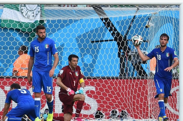 Italy 0-1 uruguay bê tông sụp đổ