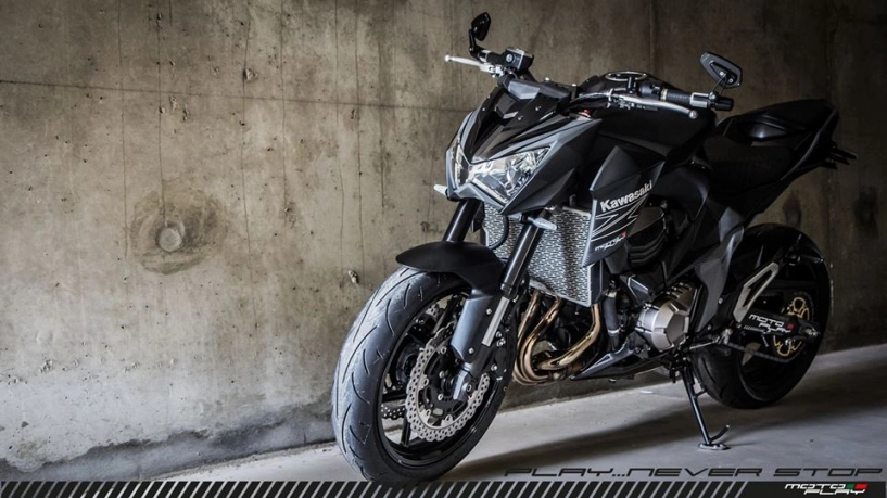 Kawasaki z800 motoplay màu đen huyền bí