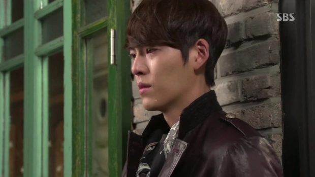 Kim tan chia tay bằng nụ hôn và nước mắt