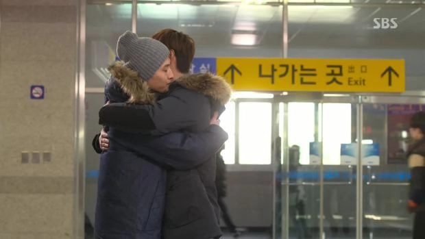 Kim tan chia tay bằng nụ hôn và nước mắt